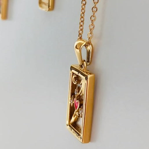 Notre collier l'amoureux inspiré du tarot de Marseille est en acier inoxydable plaqué or