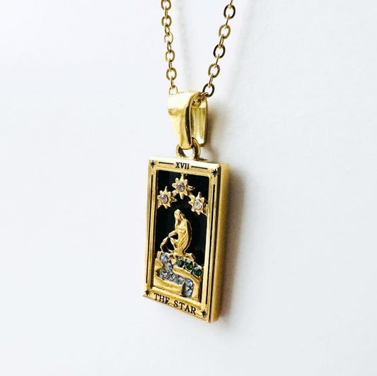 Notre collier l'Etoile inspiré du tarot de Marseille est en acier inoxydable plaqué or