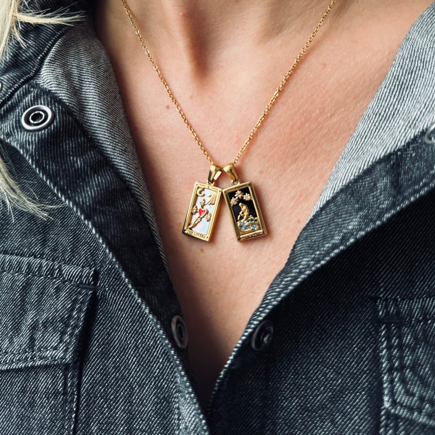 Notre collier l'amoureux inspiré du tarot de Marseille est en acier inoxydable plaqué or