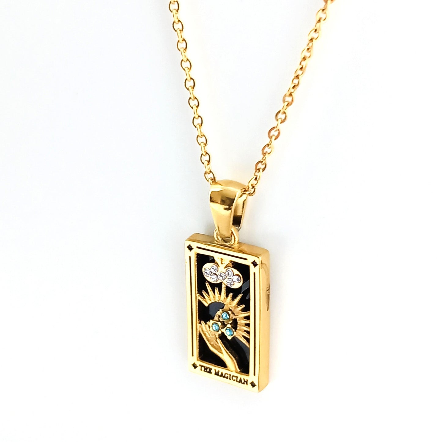 Notre collier le Magicien inspiré du tarot de Marseille est en acier inoxydable plaqué or