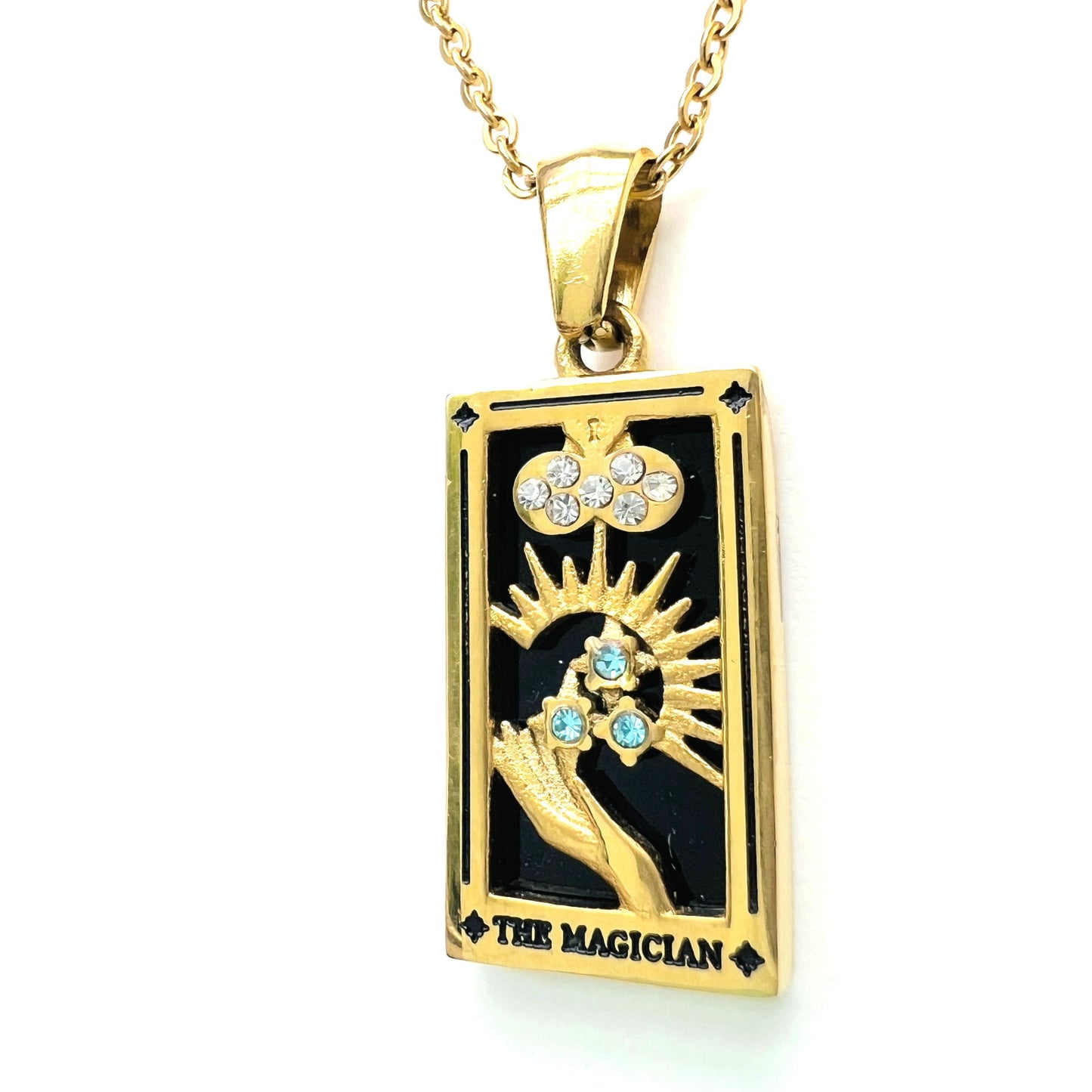 Notre collier le Magicien inspiré du tarot de Marseille est en acier inoxydable plaqué or