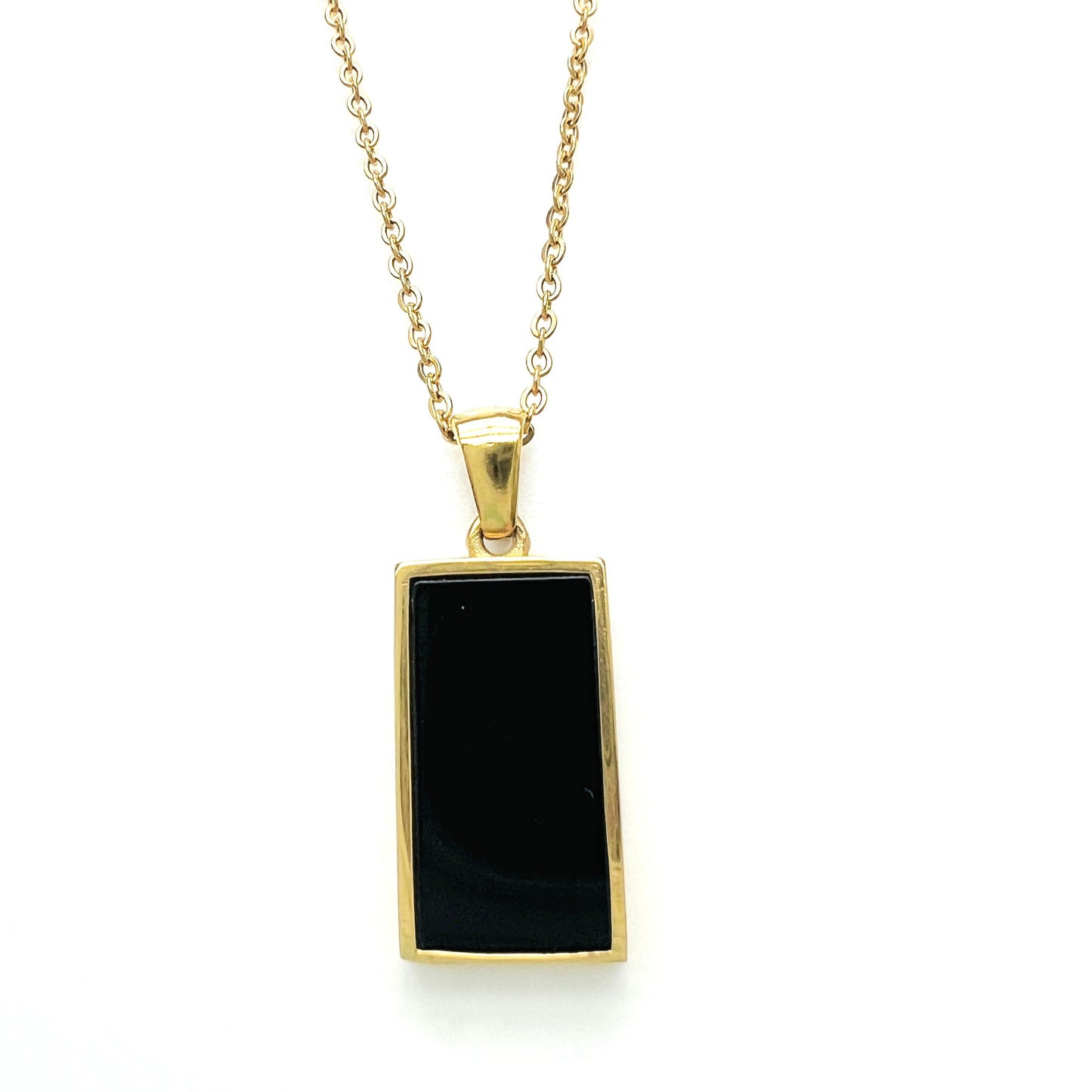 Notre collier le Magicien inspiré du tarot de Marseille est en acier inoxydable plaqué or