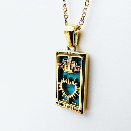 Notre collier l'Impératrice inspiré du tarot de Marseille est en acier inoxydable plaqué or