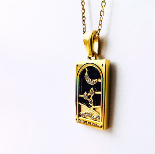Notre collier le Cavalier de Coupe inspiré du tarot de Marseille est en acier inoxydable plaqué or