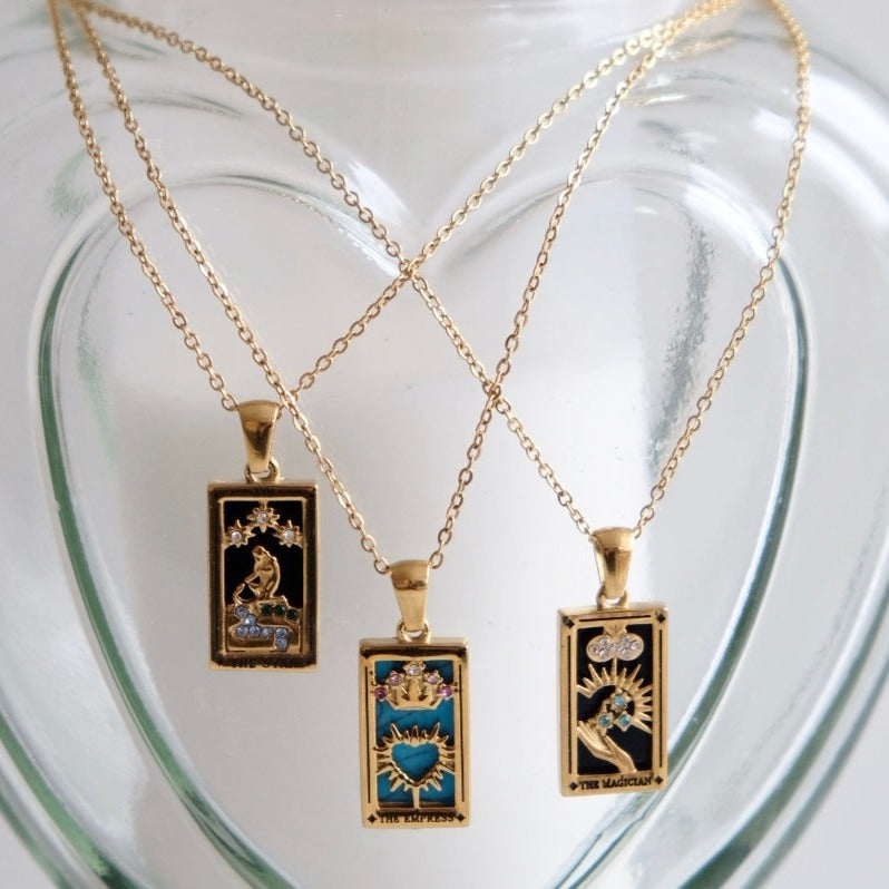 Notre collier l'Impératrice inspiré du tarot de Marseille est en acier inoxydable plaqué or