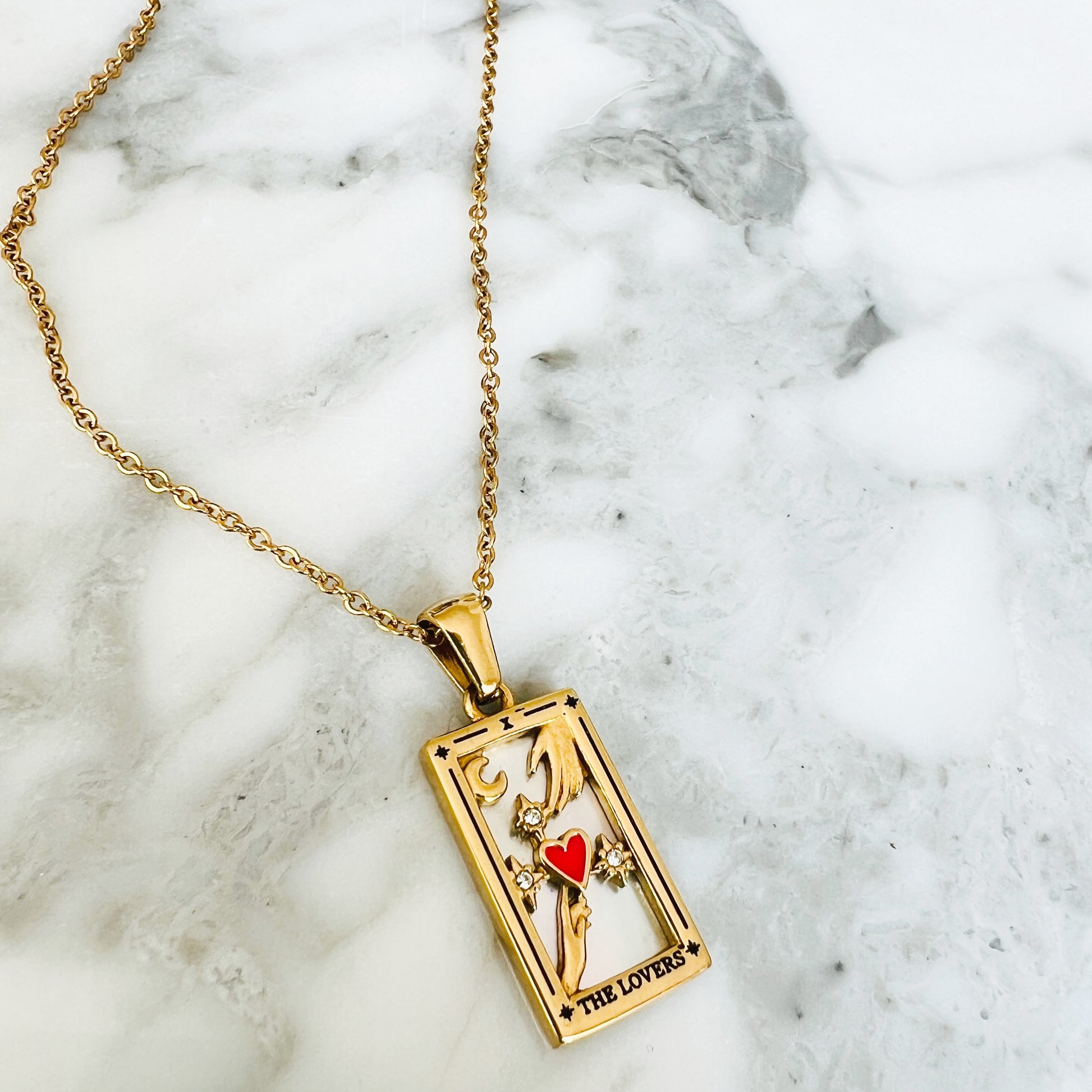 Notre collier l'Amoureux inspiré du tarot de Marseille est en acier inoxydable plaqué or