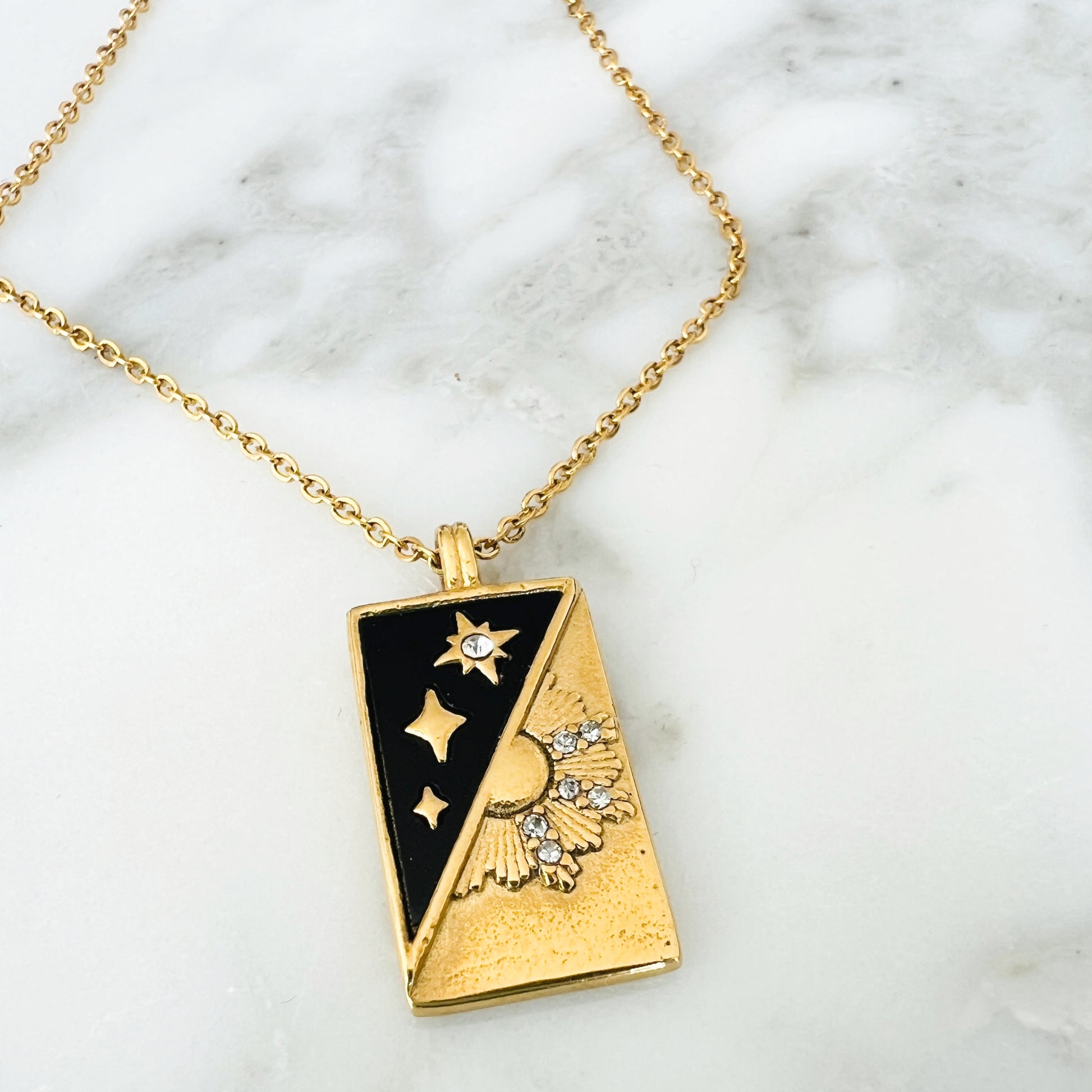 Notre collier la Dualité inspiré du tarot de Marseille est en acier inoxydable plaqué or