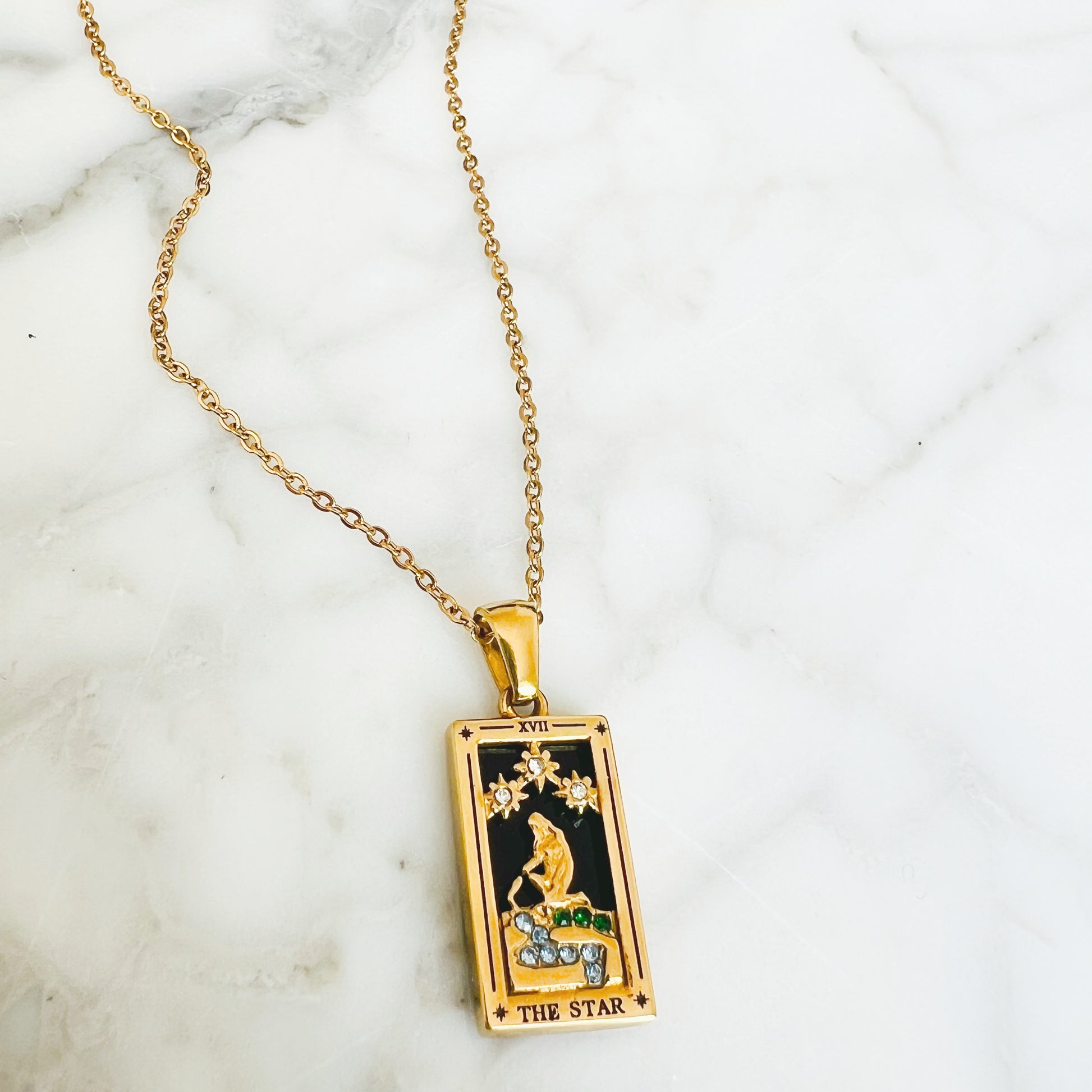 Notre collier l'Etoile inspiré du tarot de Marseille est en acier inoxydable plaqué or