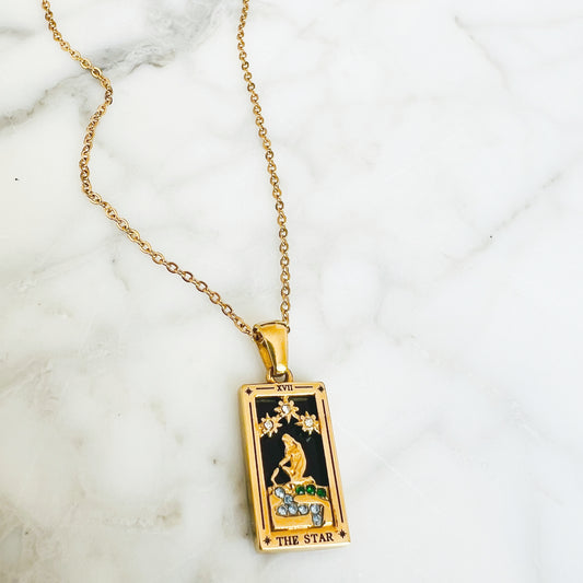 Notre collier l'Etoile inspiré du tarot de Marseille est en acier inoxydable plaqué or