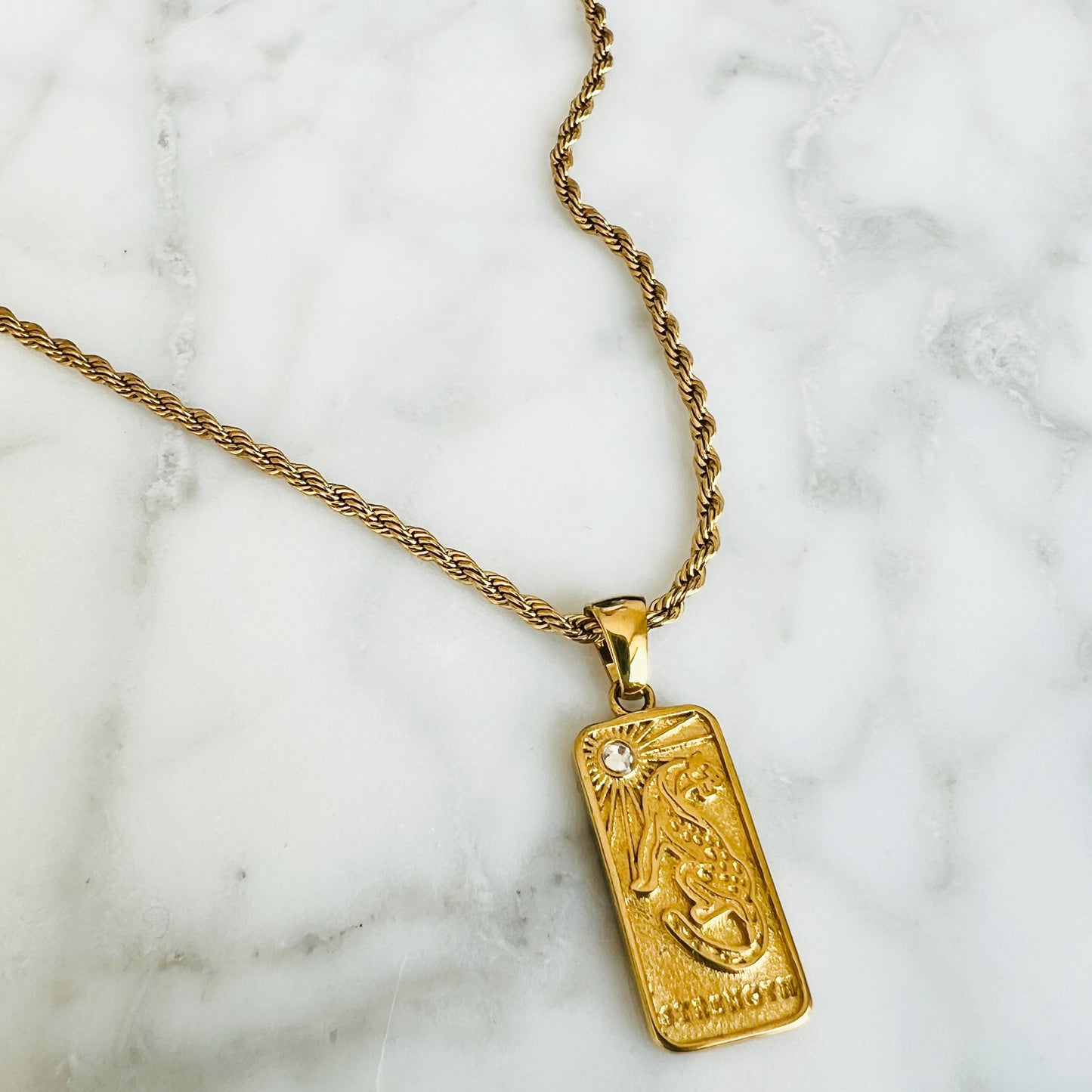 Notre collier la Force inspiré du tarot de Marseille est en acier inoxydable plaqué or