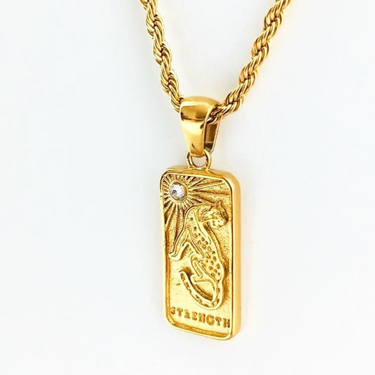 Notre collier la Force inspiré du tarot de Marseille est en acier inoxydable plaqué or