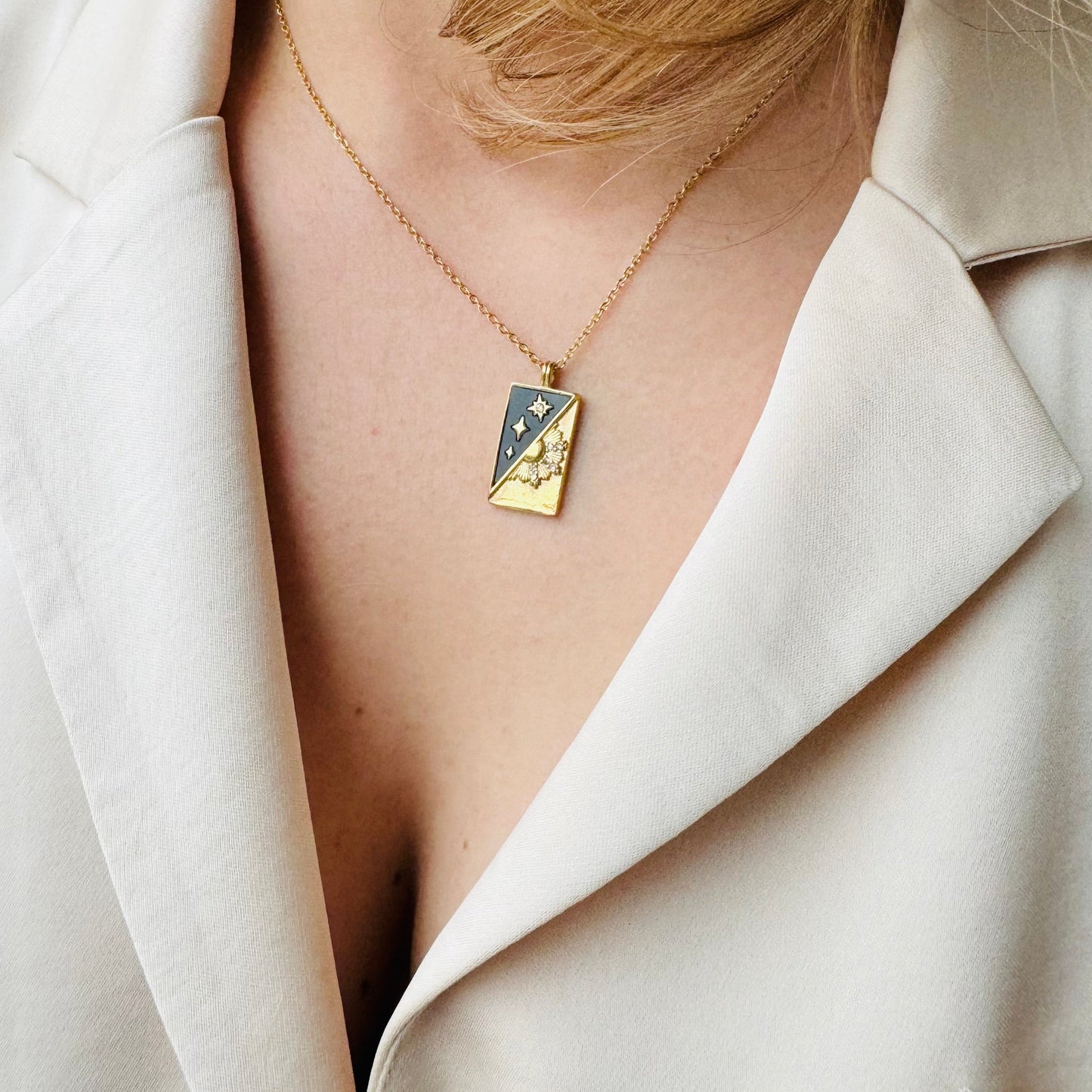 Notre collier la Dualité inspiré du tarot de Marseille est en acier inoxydable plaqué or