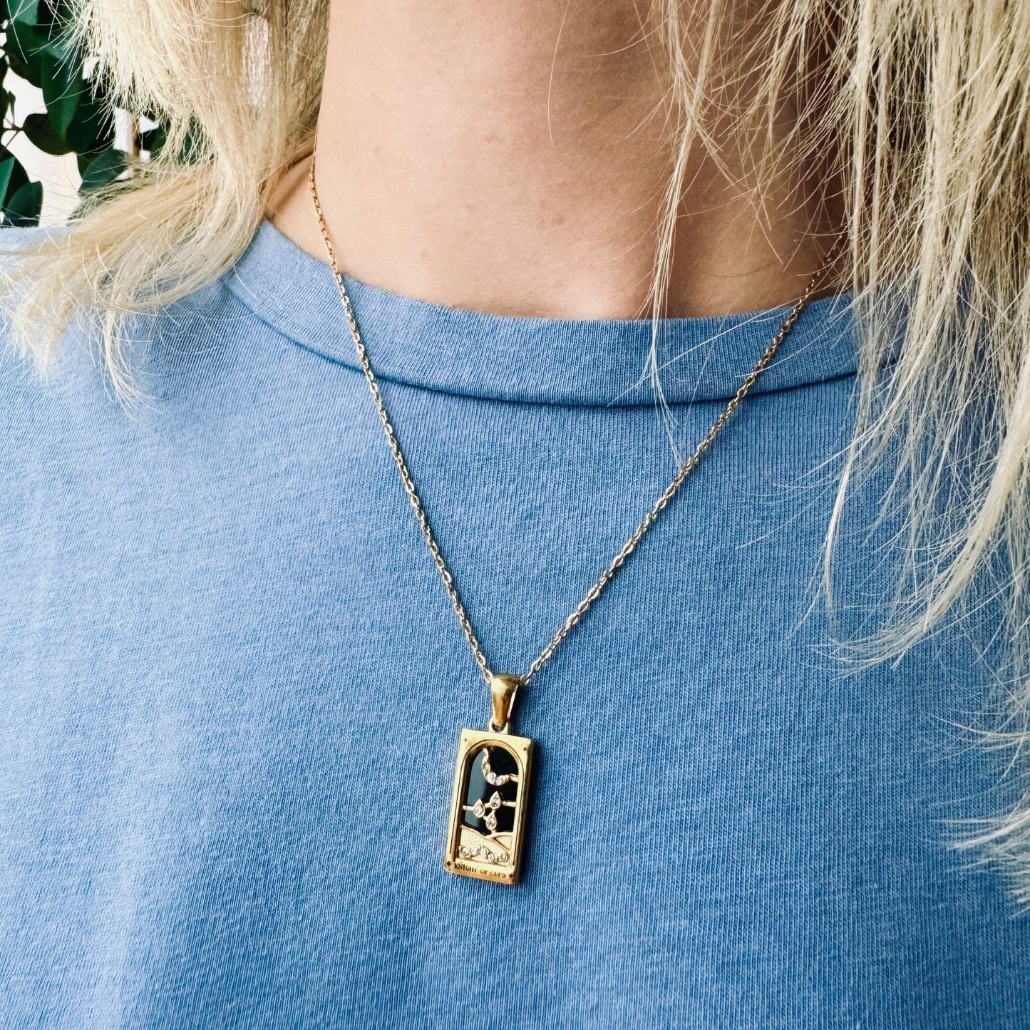 Notre collier le Cavalier de Coupe inspiré du tarot de Marseille est en acier inoxydable plaqué or