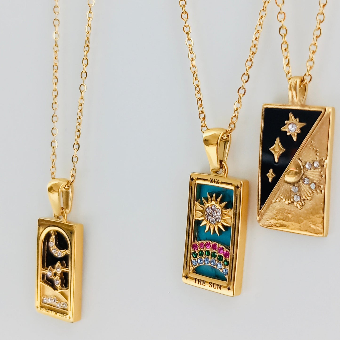 Notre collier le Soleil inspiré du tarot de Marseille est en acier inoxydable plaqué or