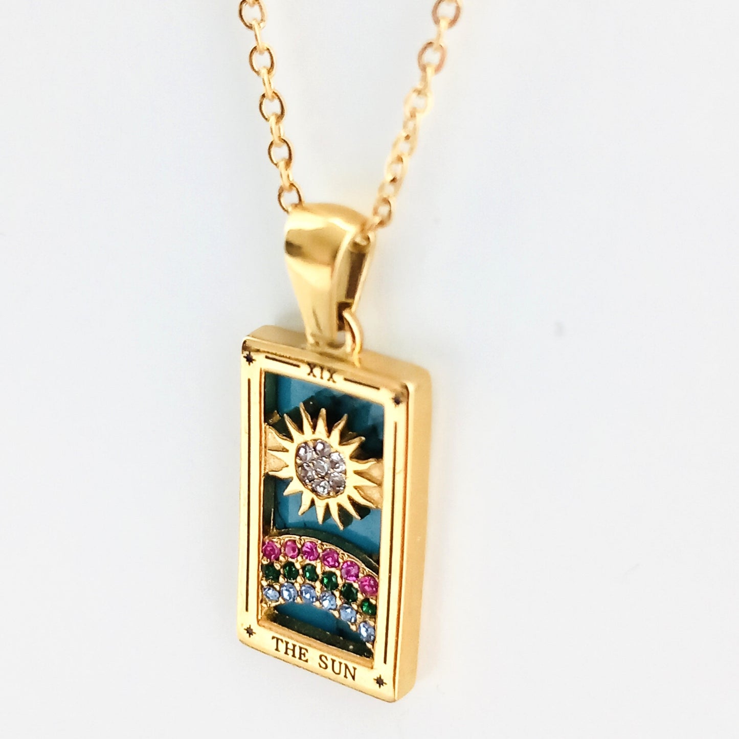 Notre collier le Soleil inspiré du tarot de Marseille est en acier inoxydable plaqué or