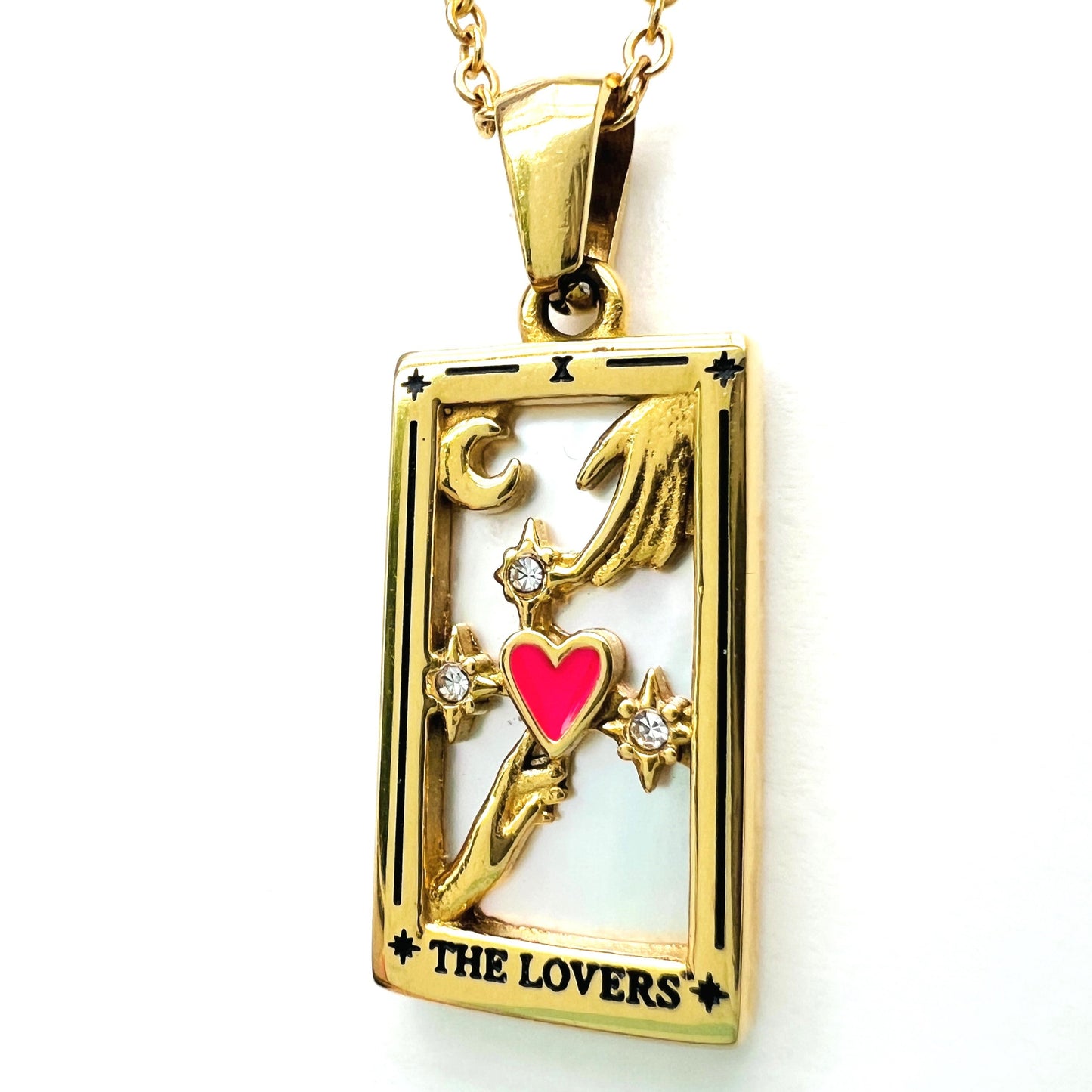 Notre collier l'Amoureux inspiré du tarot de Marseille est en acier inoxydable plaqué or