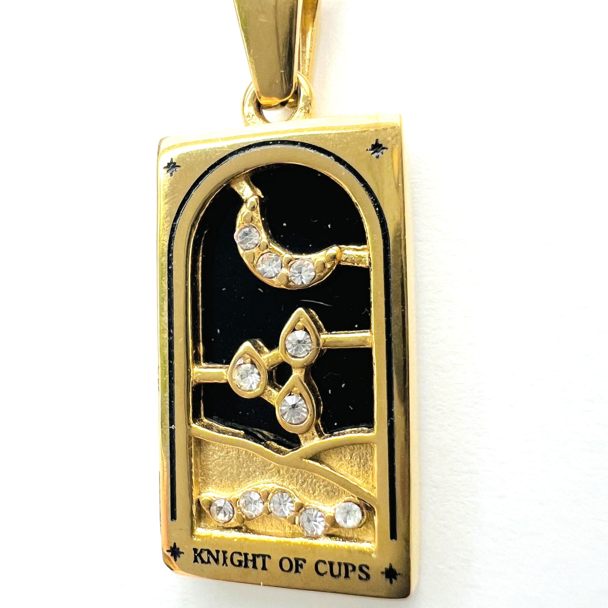 Notre collier le Cavalier de Coupe inspiré du tarot de Marseille est en acier inoxydable plaqué or