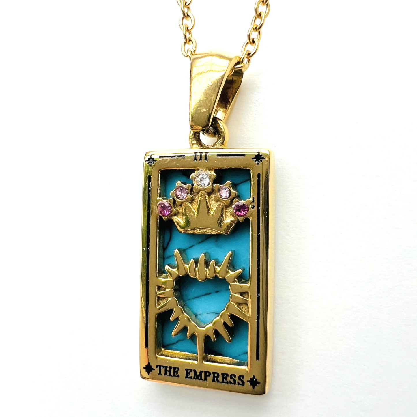 Notre collier l'Impératrice inspiré du tarot de Marseille est en acier inoxydable plaqué or