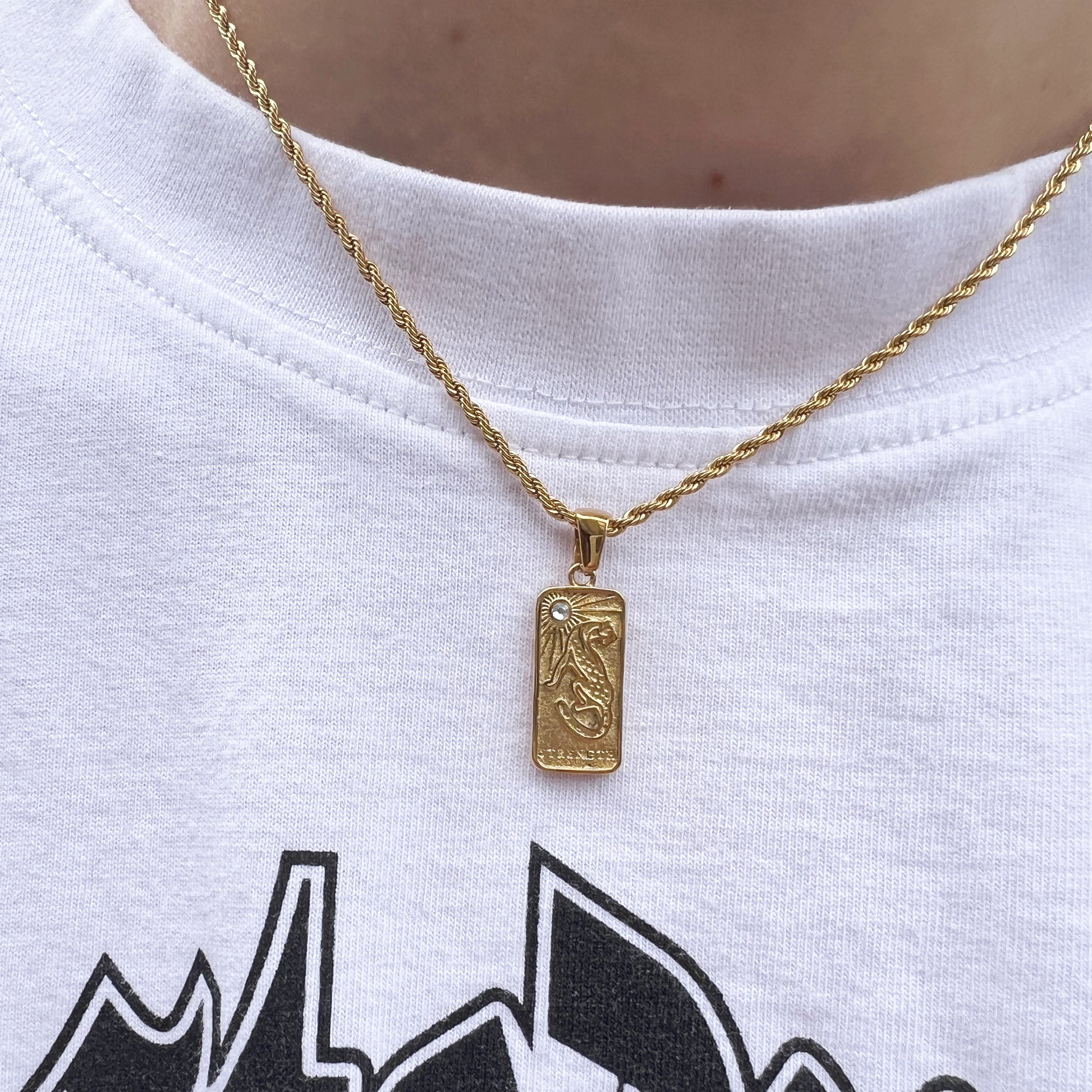 Notre collier la Force inspiré du tarot de Marseille est en acier inoxydable plaqué or