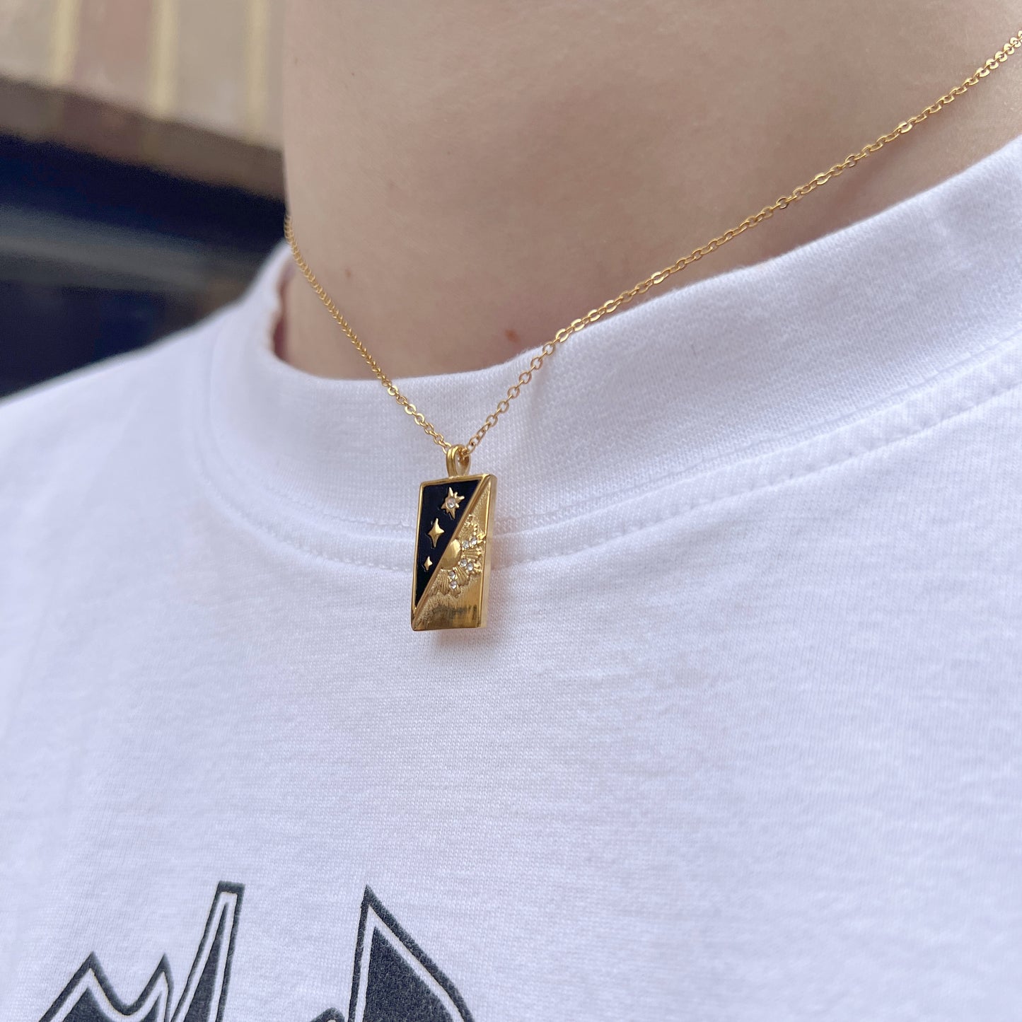 Notre collier la Dualité inspiré du tarot de Marseille est en acier inoxydable plaqué or