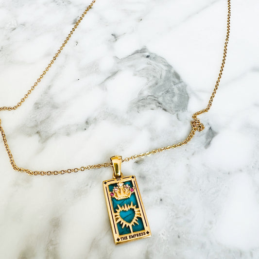 Notre collier l'Impératrice inspiré du tarot de Marseille est en acier inoxydable plaqué or