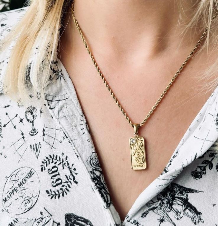 Notre collier la Force inspiré du tarot de Marseille est en acier inoxydable plaqué or