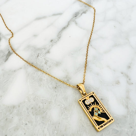 Notre collier le Magicien inspiré du tarot de Marseille est en acier inoxydable plaqué or