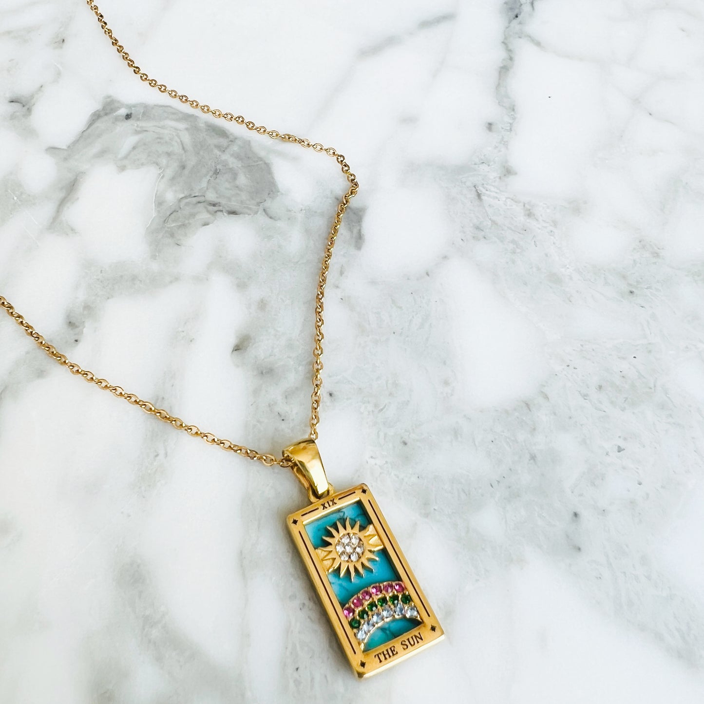 Notre collier le Soleil inspiré du tarot de Marseille est en acier inoxydable plaqué or