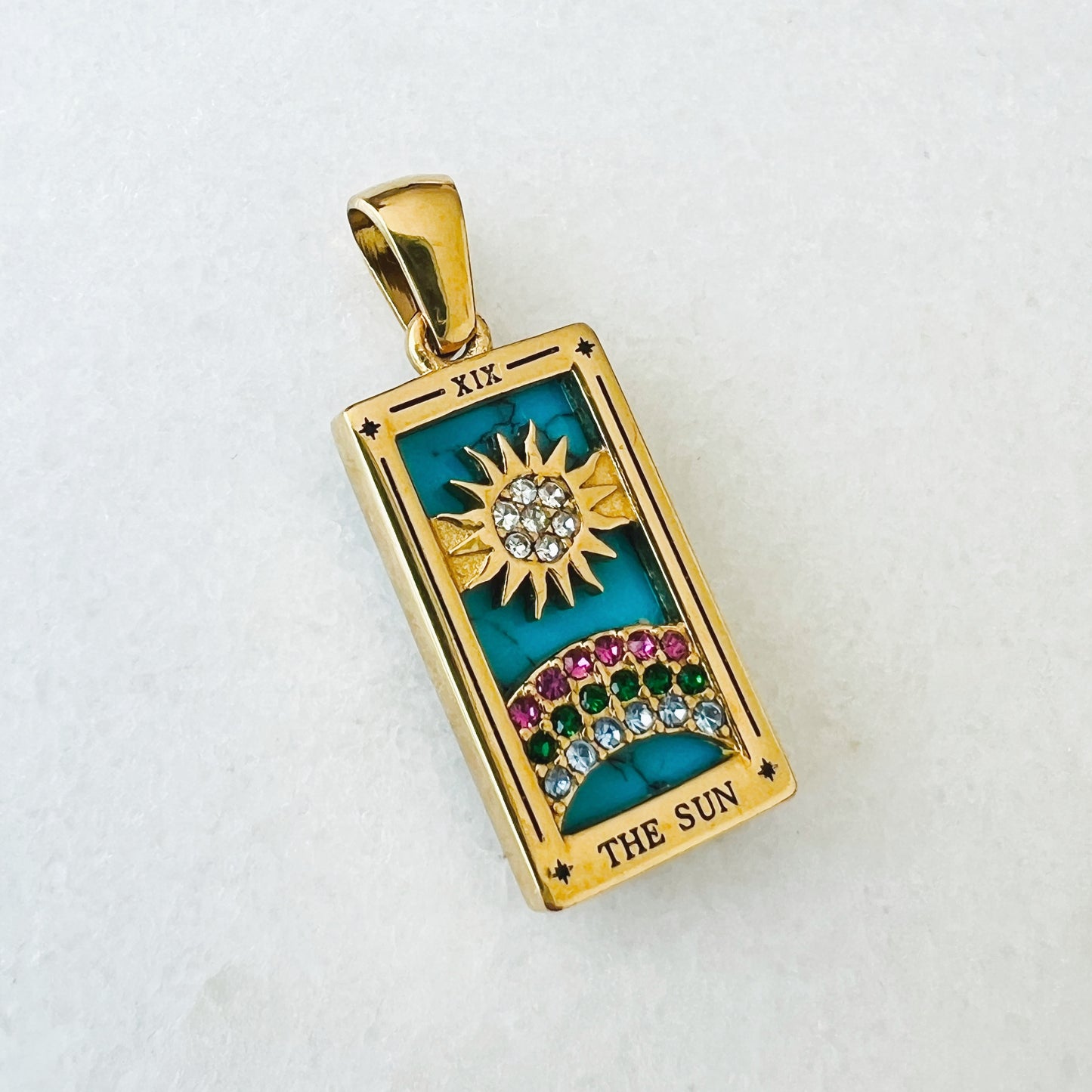 Notre collier le Soleil inspiré du tarot de Marseille est en acier inoxydable plaqué or