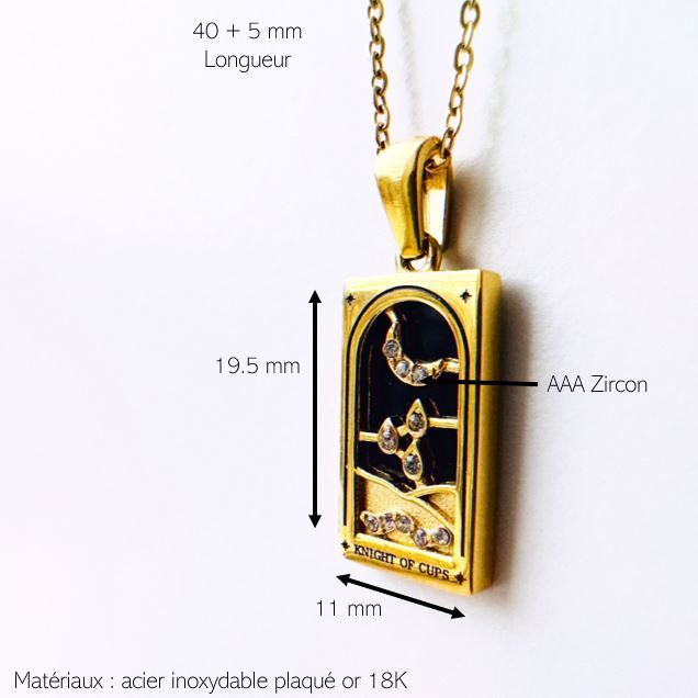 Notre collier le Cavalier de Coupe inspiré du tarot de Marseille est en acier inoxydable plaqué or