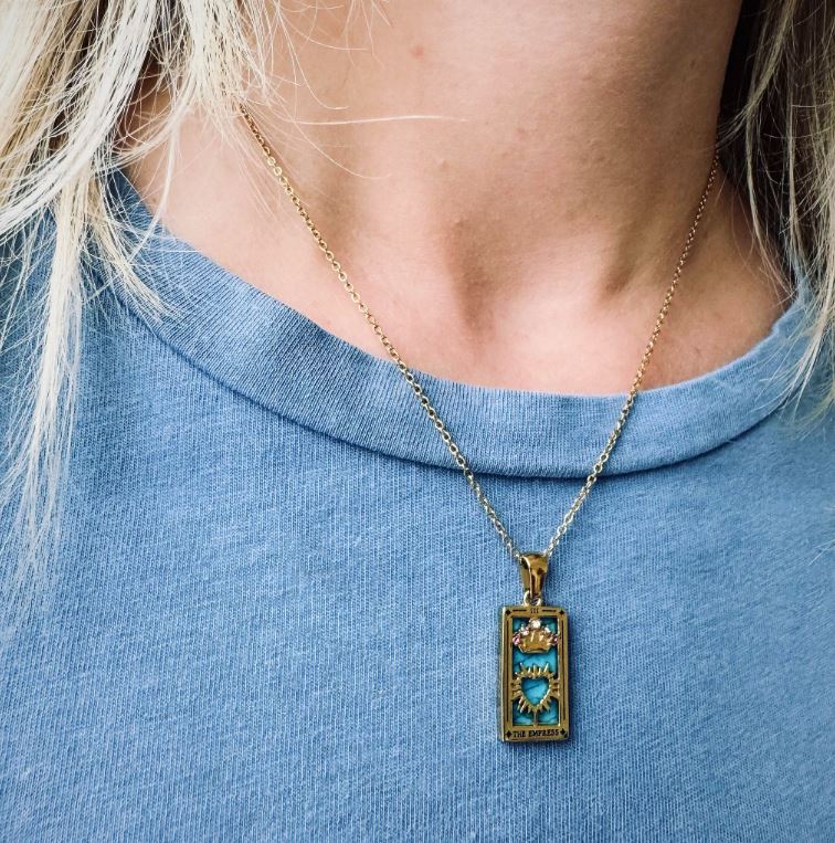 Notre collier l'Impératrice inspiré du tarot de Marseille est en acier inoxydable plaqué or